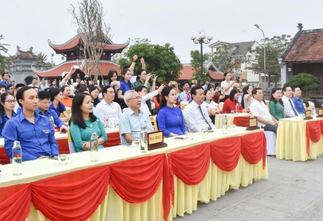 Đại biểu tham dự lễ tuyên dương.