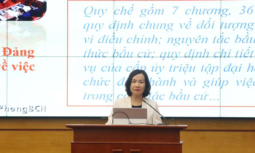 Bà Bùi Thúy Phượng, Trưởng Ban Tổ chức Tỉnh ủy, quán triệt các văn bản của Trung ương, của tỉnh về Đại hội Đảng bộ các cấp tiến tới Đại hội đại biểu toàn quốc lần thứ XIV của Đảng.