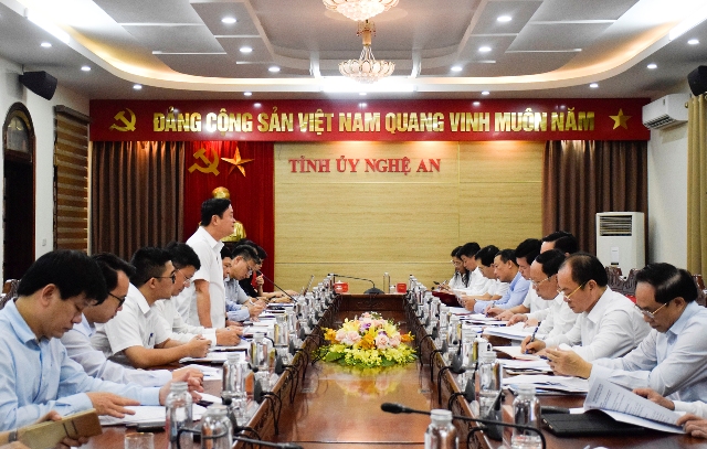 Quang cảnh buổi làm việc của Ban Kinh tế Trung ương với Ban Thường vụ Tỉnh ủy Nghệ An để khảo sát tình hình thực hiện Nghị quyết số 50-NQ/TW của Bộ Chính trị.