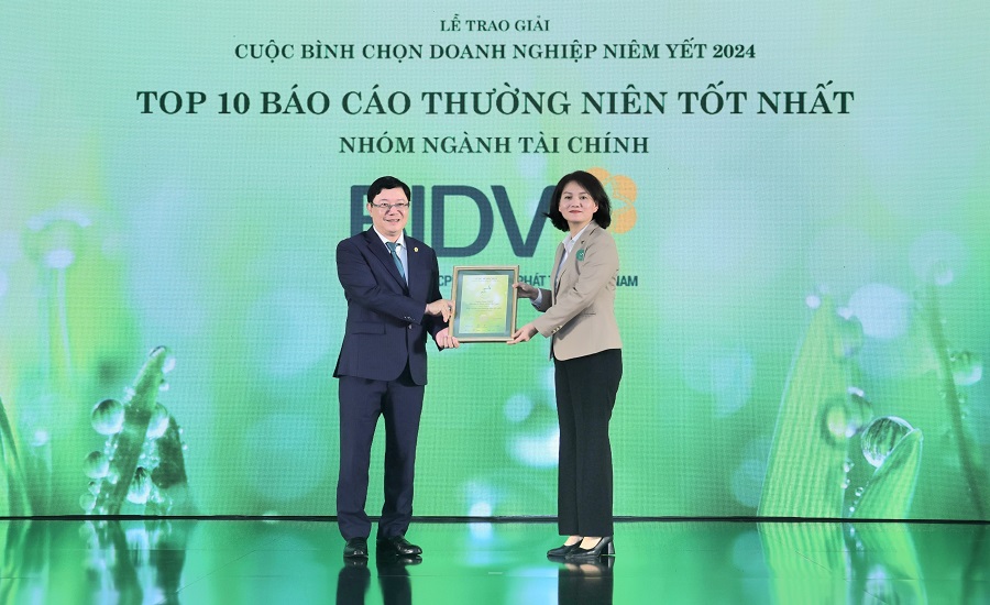 Ông Đoàn Việt Nam, Phó Tổng Giám đốc BIDV đại diện nhận giải thưởng “Top 10 báo cáo thường niên tốt nhất - nhóm ngành tài chính”