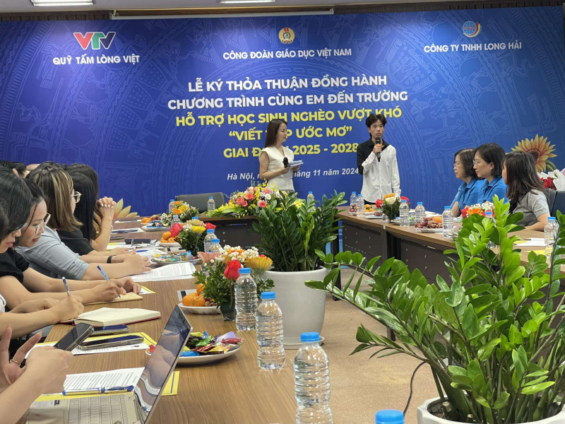 Em Sùng Mí Thò (Mèo Vạc, Hà Giang) chia sẻ về việc nhận học bổng giúp em tiếp bước tới trường.