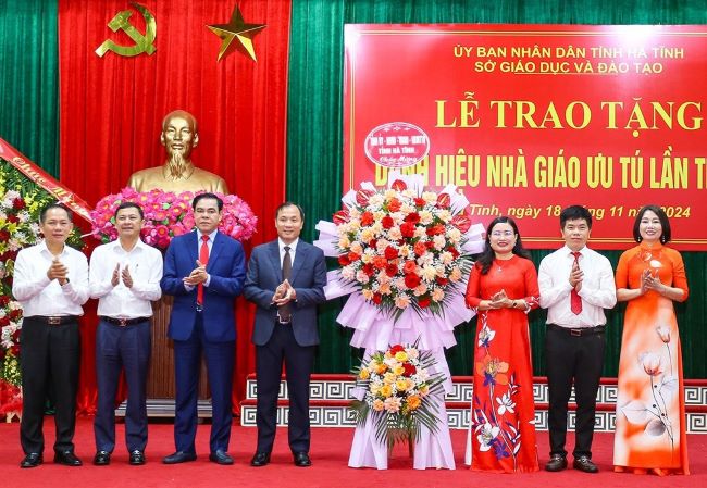 Lãnh đạo Tỉnh ủy, UBND tỉnh Hà Tĩnh tặng hoa chúc mừng ngành GD&ĐT nhân dịp kỷ niệm 42 năm Ngày Nhà giáo Việt Nam.