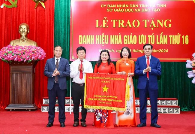 CŨng trong dịp này, Bí thư Tỉnh ủy Hà Tĩnh Hoàng Trung Dũng, Chủ tịch UBND tỉnh Hà Tĩnh Võ Trọng Hải trao cờ thi đua của Thủ tướng Chính phủ cho Sở GD&ĐT Hà Tĩnh.