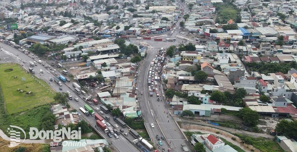 Khu vực nút giao Cổng 11 có lưu lượng phương tiện lưu thông rất lớn nên thường xuyên xảy ra kẹt xe, ùn tắc giao thông