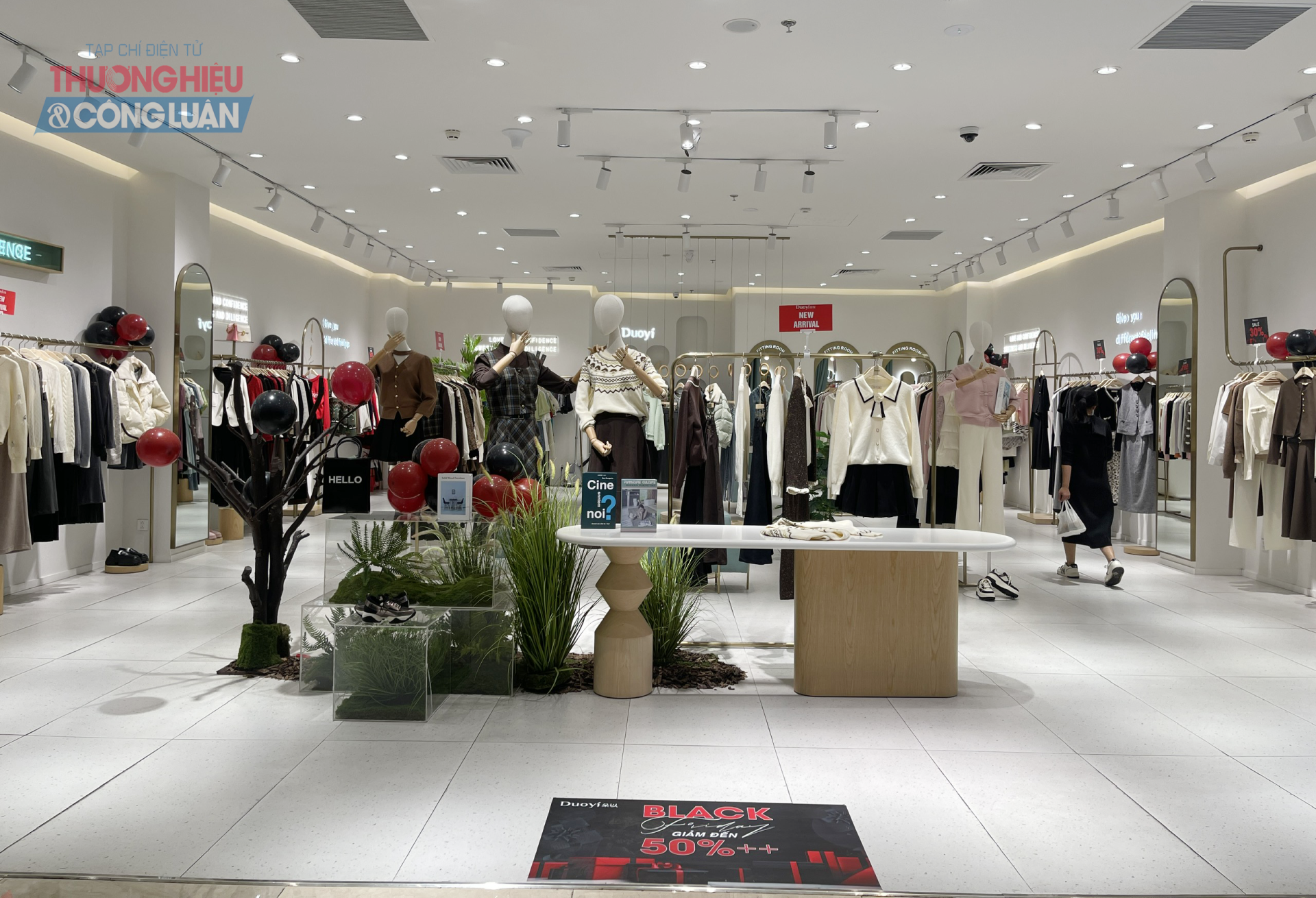 Nhiều cửa hàng thời trang ở Hà Nội ế ẩm khi mùa Đông đến muộn