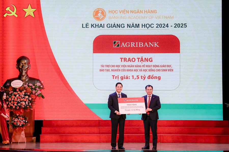 Ảnh 8: Ông Đoàn Ngọc Lưu - Phó Tổng Giám đốc Agribank trao tặng tài trợ Học viện Ngân hàng về hoạt động giáo dục, đào tạo, nghiên cứu khoa học và học bổng cho sinh viên