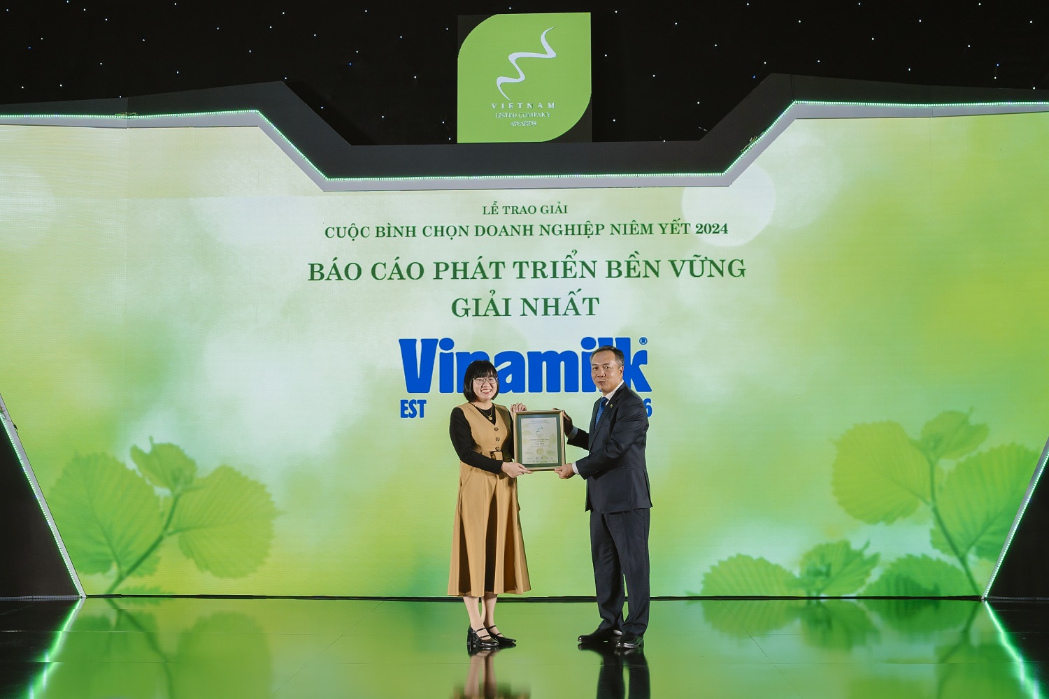 Vinamilk tiếp tục giành Giải nhất Báo cáo phát triển bền vững và kéo dài thành tích 12 năm liên tiếp nằm trong Top 3.