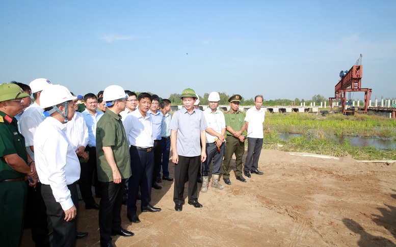 Phó Thủ tướng Trần Hồng Hà kiểm tra tiến độ thi công 2 tuyến cao tốc Cần Thơ - Cà Mau và Châu Đốc - Cần Thơ - Sóc Trăng - Ảnh: VGP/Đình Nam