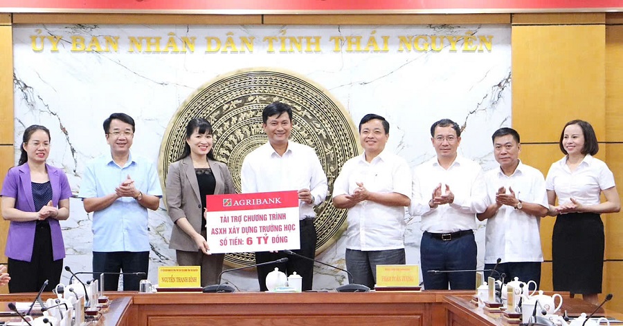 Ông Phạm Toàn Vượng - Tổng Giám đốc Agribank trao 6 tỷ đồng tài trợ chương trình an sinh xã hội xây dựng Trường Tiểu học tại huyện Võ Nhai, tỉnh Thái Nguyên