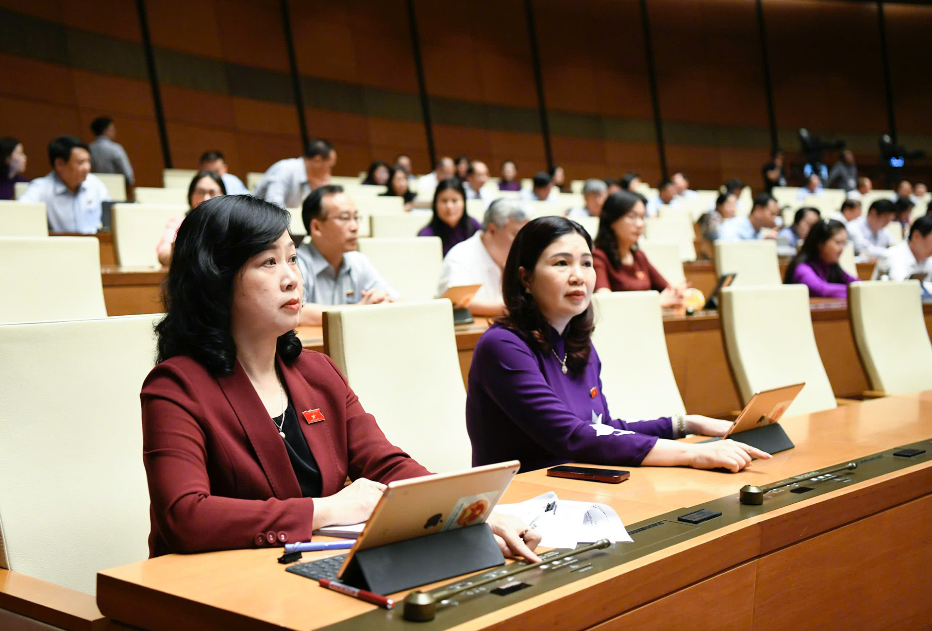 Đại biểu Quốc hội bấm nút thông qua Luật sửa đổi, bổ sung một số điều Luật Dược. Ảnh: Như Ý