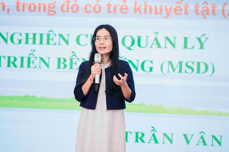 Bà Trần Vân Anh - Phó Viện trưởng Viện Nghiên cứu Quản lý Phát triển bền vững (MSD) chia sẻ tại Hội thảo tổng kết dự án “Phòng chống bạo lực, tinh thần thể chất và phân biệt đối xử đối trẻ em, trong đó có trẻ em khuyết tật” (AVAC)