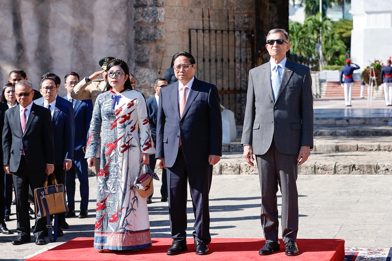 Bộ trưởng Ngoại giao Cộng hòa Dominica Roberto Álvarez mời Thủ tướng Phạm Minh Chính và Phu nhân lên bục danh dự trước cửa Khu tưởng niệm - Ảnh: VGP/Nhật Bắc