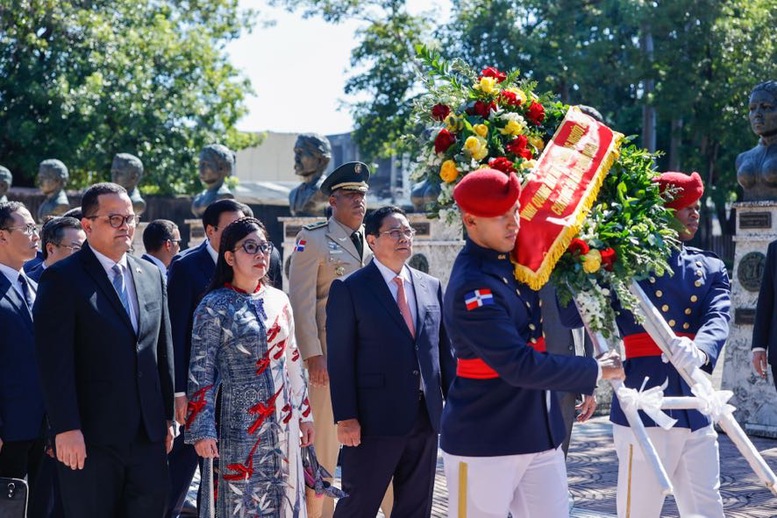 Bộ trưởng Ngoại giao Cộng hoà Dominica mời Thủ tướng Phạm Minh Chính và Phu nhân vào Khu tưởng niệm - Ảnh: VGP/Nhật Bắc