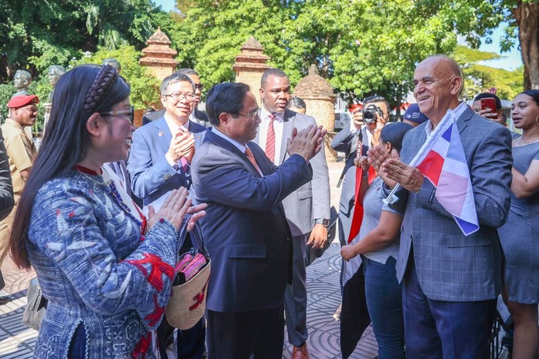 Người dân Dominica chào đón Thủ tướng Phạm Minh Chính và Phu nhân trên đường đến Phủ Tổng thống Cộng hòa Dominica - Ảnh: VGP/Nhật Bắc