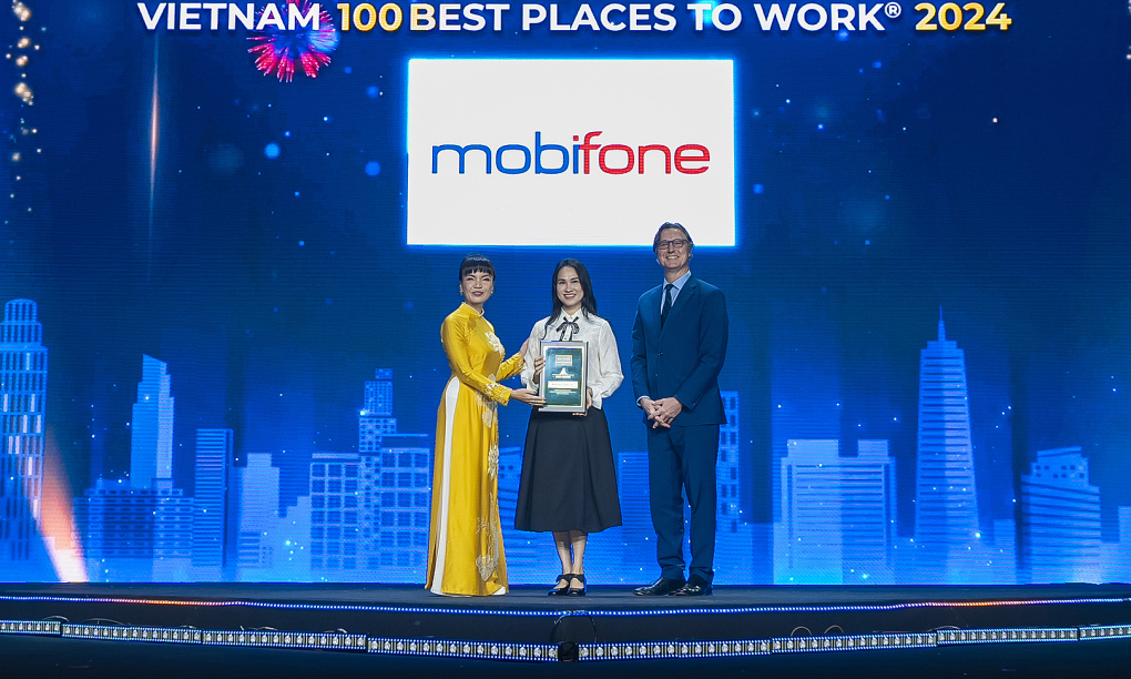 Đại diện MobiFone nhận giải thưởng Top 100 nơi làm việc tốt nhất Việt Nam. Ảnh: MobiFone