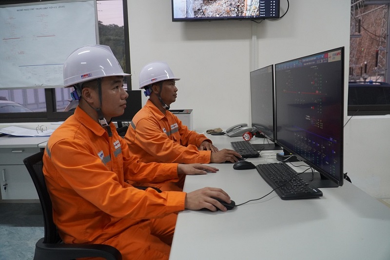 4Công nhân Tổ thao tác lưu động TBA 110 kV Yên Cư đang theo dõi thông số vận hành lưới điện qua màn hình HMI