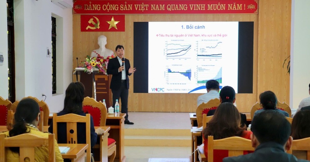 Báo cáo viên thông tin đến các đại biểu các nội dung liên quan đến sản xuất tiêu dùng bền vững và phát triển xanh