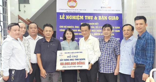 Ông Ngô Tấn Cư, Tổng Giám đốc EVNCPC trao tặng nhà tình nghĩa tại TP.Đà Nẵng