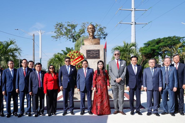 Trên Tượng đài cũng ghi lại một số câu nói nổi tiếng của Chủ tịch Hồ Chí Minh: "Không có gì quý hơn độc lập, tự do!"; "Đoàn kết, đoàn kết, đại đoàn kết/Thành công, thành công, đại thành công" - Ảnh: VGP/Nhật Bắc