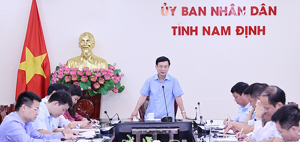 Chủ tịch UBND tỉnh Phạm Đình Nghị chủ trì hội nghị.