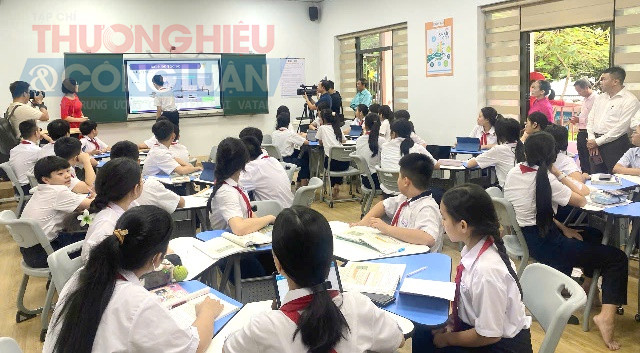 Mỗi lớp học có khoảng 48 em học sinh và các em học sinh tỏ ra thích thú với phương pháp học này.