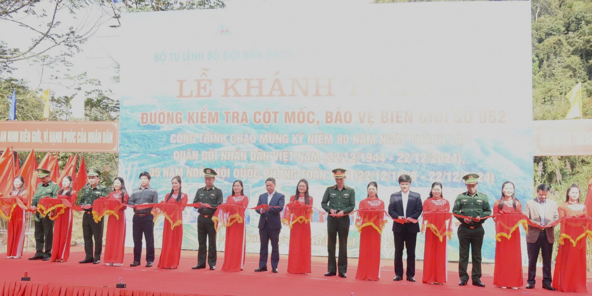 Các đại biểu cắt băng khánh thành