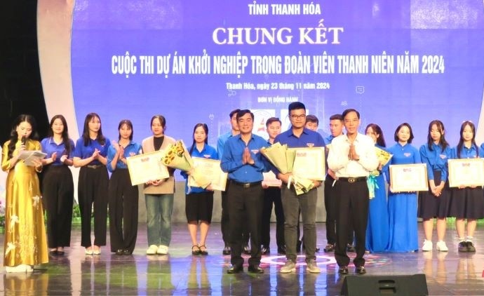 Đầu Thanh Tùng, Tỉnh ủy viên, Phó Chủ tịch UBND tỉnh và Bí thư Tỉnh đoàn Lê Văn Châu trao phần thưởng cho tác giả đoạt giải Nhất cuộc thi.