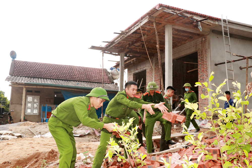 Công an huyện Sơn Động hỗ trợ gia đình hoàn cảnh khó khăn xóa nhà tạm. Ảnh: Xuân Thỏa​.