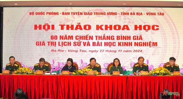 Đoàn Chủ tịch tại Hội thảo