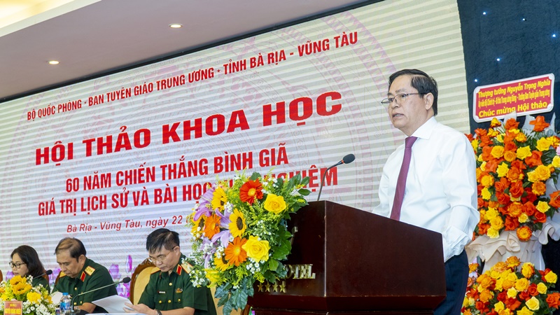 Ông Phạm Viết Thanh, Ủy viên Trung ương Đảng, Bí thư Tỉnh ủy, Chủ tịch HĐND tỉnh phát biểu chào mừng hội thảo.