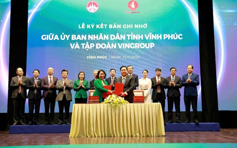 Chủ tịch UBND tỉnh Vĩnh Phúc Trần Duy Đông và Đại diện Tập đoàn Vingroup ký kết biên bản ghi nhớ hợp tác toàn diện về chuyển đổi xanh.