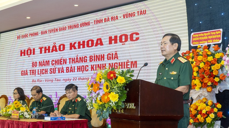 Thượng tướng, TS Lê Huy Vịnh, Thứ trưởng Bộ Quốc phòng, Trưởng Ban chỉ đạo Hội thảo phát biểu.