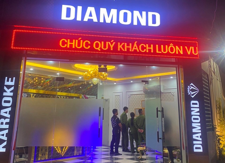 Lực lượng Công an kiểm tra Cơ sở kinh doanh Karaoke Diamond tại khu tái định cư Minh Khai, xã Mỹ Đức, huyện An Lão, Hải Phòng.