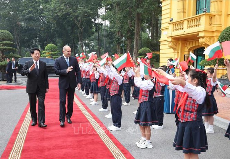 Thiếu nhi Hà Nội chào mừng Tổng thống Bulgaria Rumen Radev và Phu nhân thăm chính thức Việt Nam. Ảnh: TTXVN