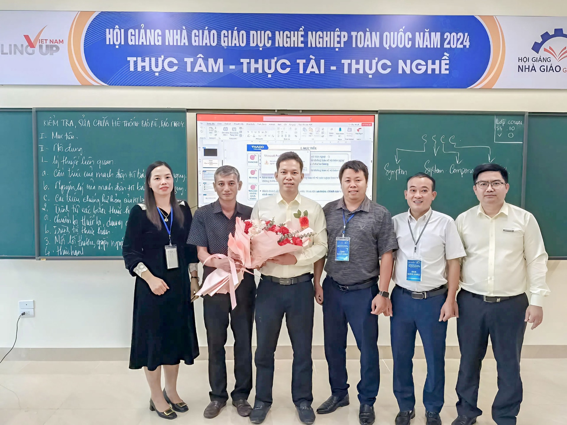 Thầy Nguyễn Hưng - Khoa Công nghệ Ô tô (đứng thứ 3, từ bên trái qua) hoàn thành bài giảng “Kiểm tra, sửa chữa hệ thống báo rẽ, báo nguy”