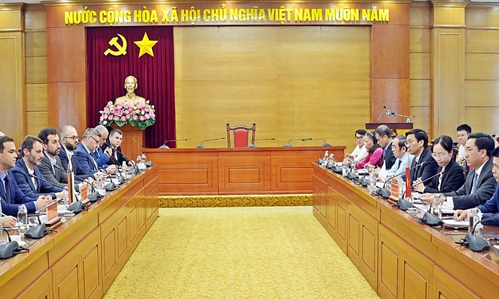 Quang cảnh buổi làm việc.