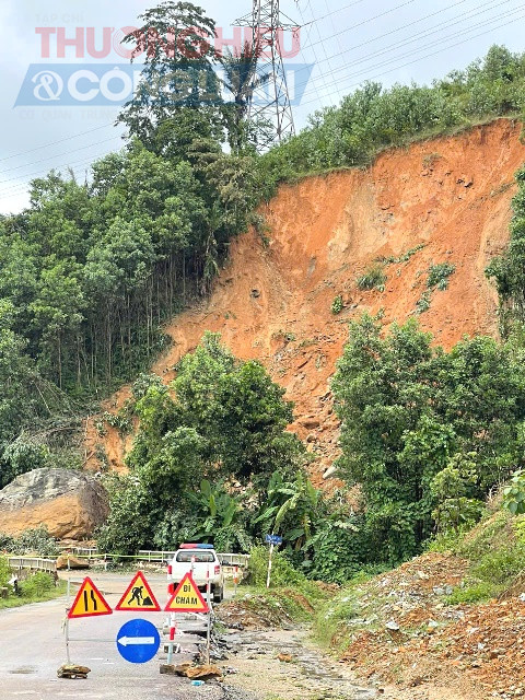 Huyện Phước Sơn sạt lở tuyến quốc lộ 14E, yêu cầu phương tiện ngừng lưu thông