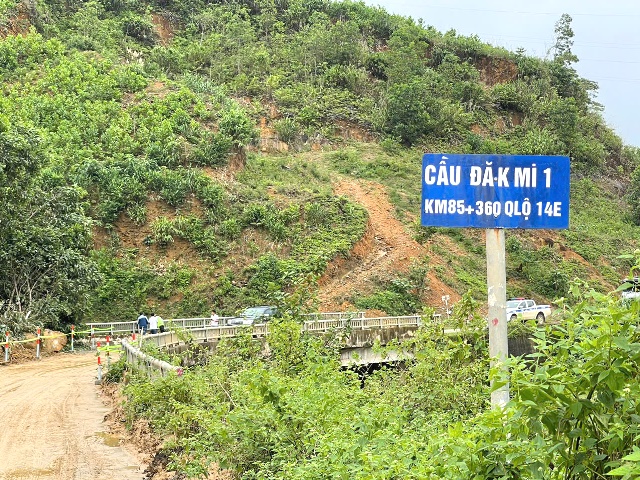 Huyện Phước Sơn một tảng đá đường kính khoảng 10m sạt xuống mép đường, làm lệch mố cầu