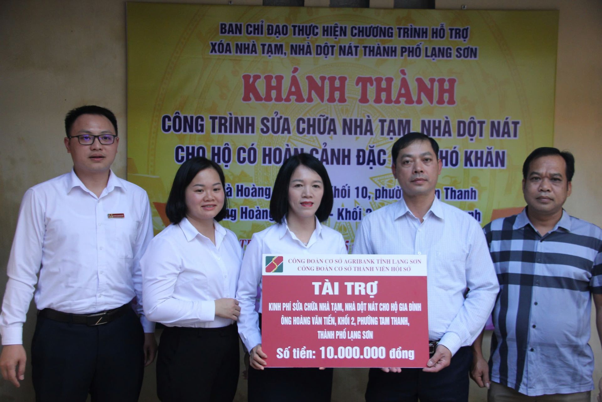 Lãnh đạo Agribank Lạng Sơn trao kinh phí tài trợ sửa nhà cho gia đình ông Hoàng Văn Tiến, phường Tam Thanh, thành phố Lạng Sơn