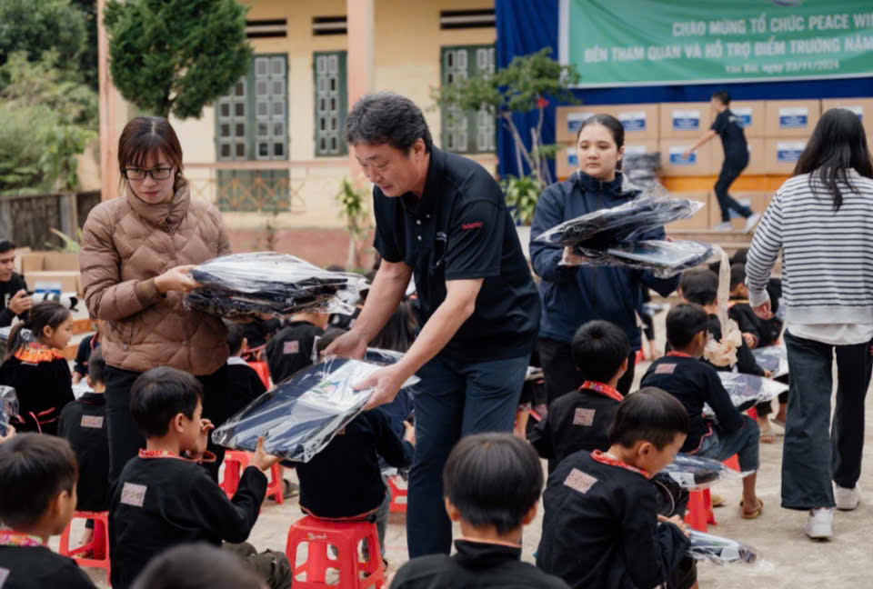 Các em nhỏ hớn hở khi biết mình sẽ có cặp sách, vở viết và đồ dùng học tập mới.