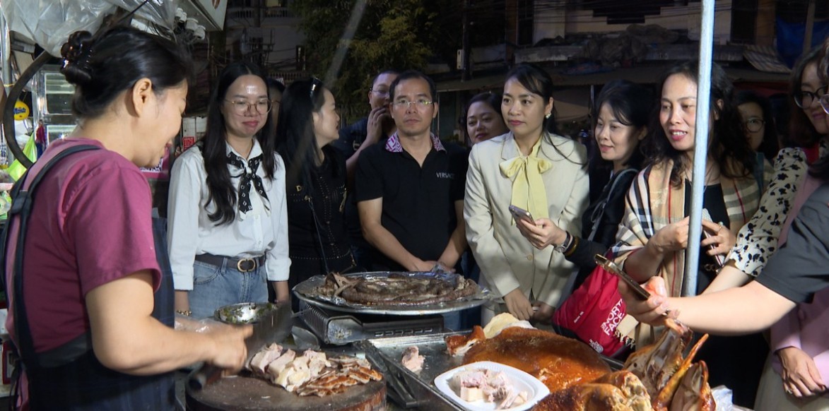 Đoàn khảo sát tham quan, tìm hiểu về món lợn quay, món ngon đặc sản của Lạng Sơn