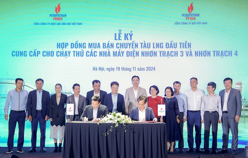 Đại diện hai bên ký hợp đồng cung cấp LNG phục vụ việc chạy thử Nhà máy điện Nhơn Trạch 3 và Nhơn Trạch 4