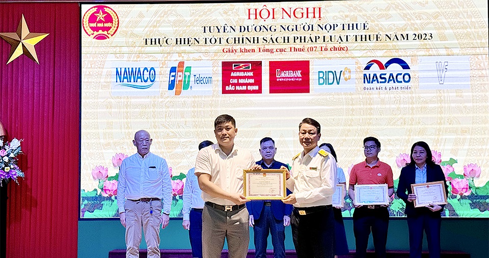 Cục Thuế Nam Định tuyên dương 40 tổ chức, cá nhân nộp thuế tiêu biểu năm 2023