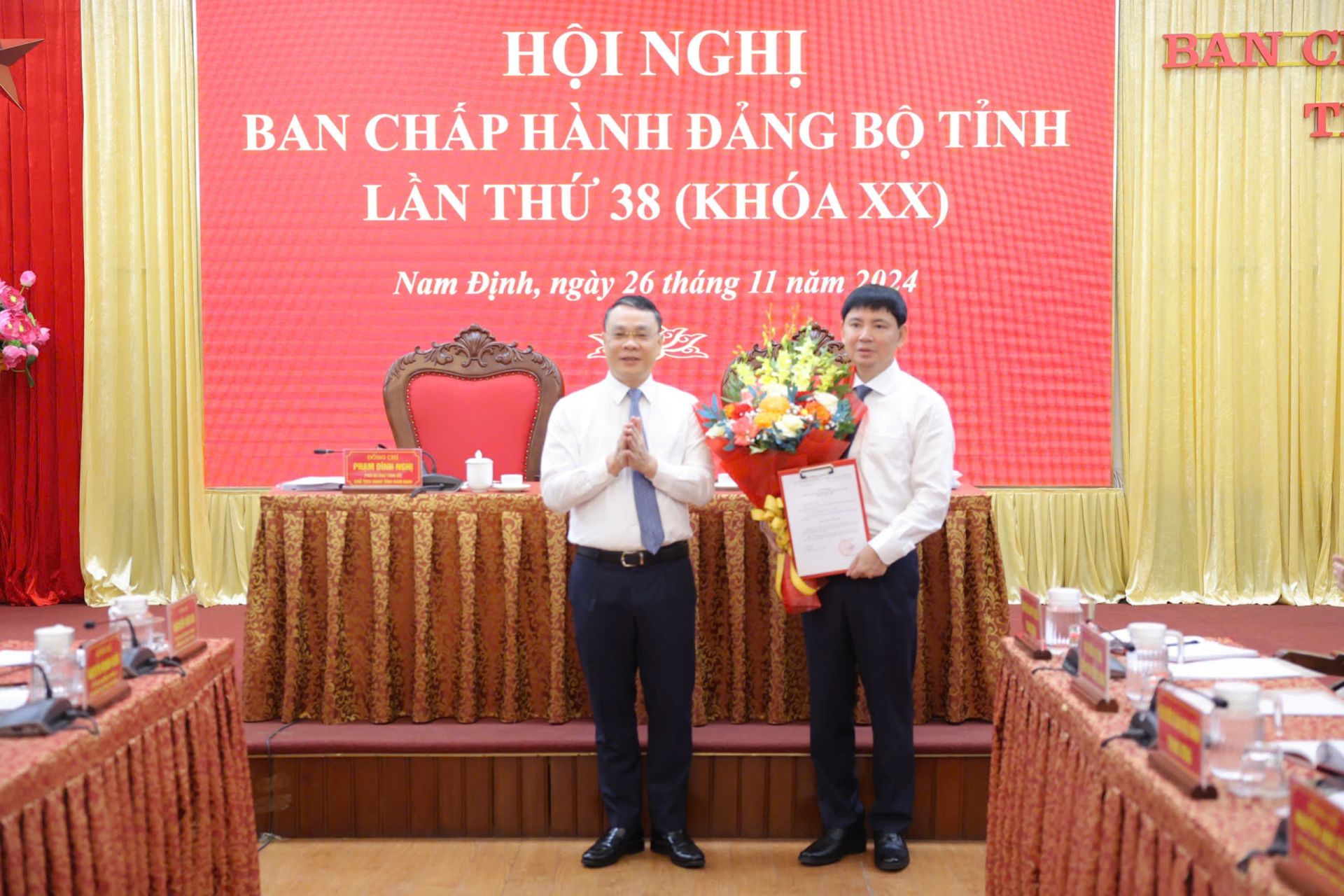 Đồng chí Bí thư Tỉnh ủy Đặng Khánh Toàn trao Quyết định của Ban Bí thư Trung ương Đảng, tặng hoa chúc mừng đồng chí Nguyễn Hoàng Anh, Ủy viên BCH Đảng bộ tỉnh, Trưởng Ban quản lý các Khu công nghiệp tỉnh.