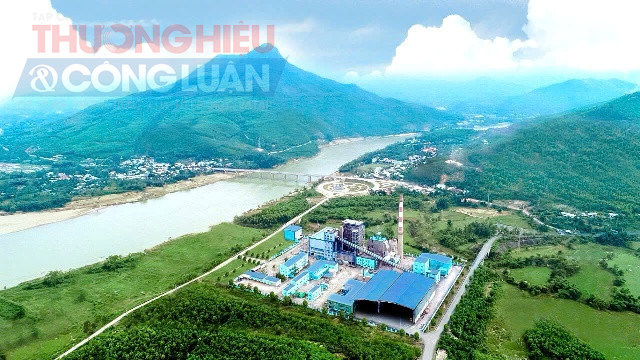 Đoạn quốc lộ 14H qua địa bàn xã Phước Ninh (Nông Sơn) bị nước lũ ngập sâu.