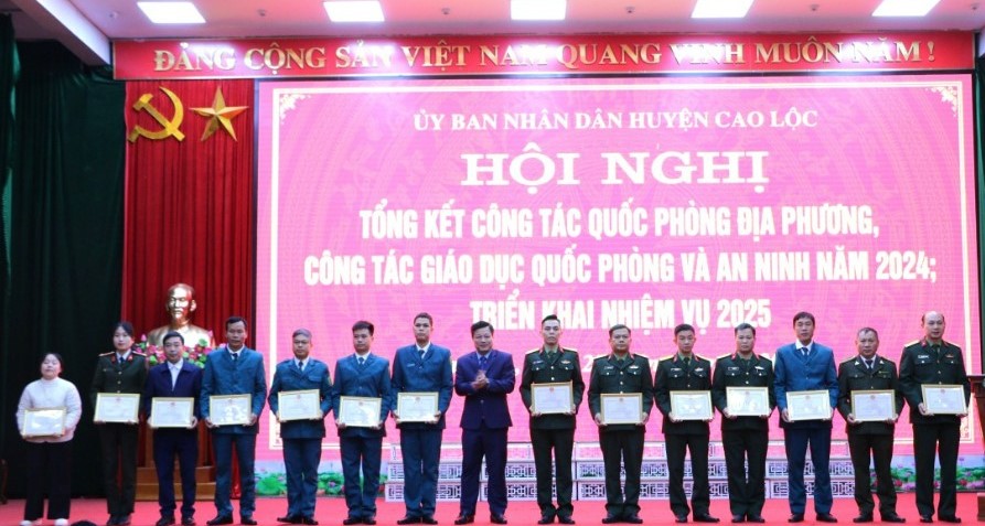 Lãnh đạo huyện Cao Lộc trao giấy khen biểu dương, khen thưởng các cá nhân có thành tích xuất sắc