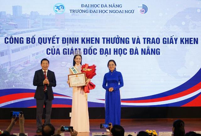 Giám đốc Đại học Đà Nẵng khen thưởng Hoa hậu quốc tế Huỳnh Thị Thanh Thuỷ