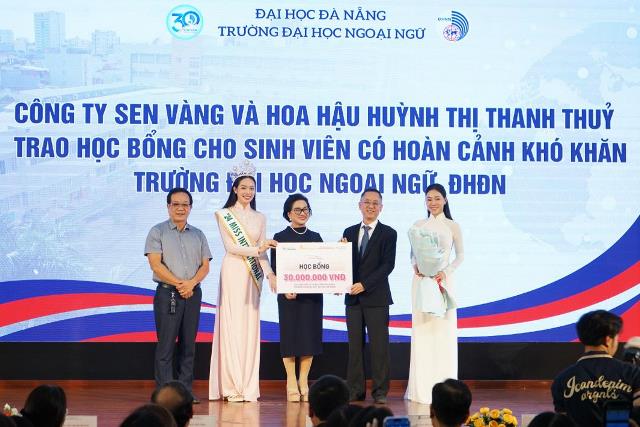 Công ty Sen vàng và Hoa hậu Thanh Thủy trao học bổng cho sinh viên có hoàn cảnh khó khăn đang theo học tại trường, trị giá 30 triệu đồng