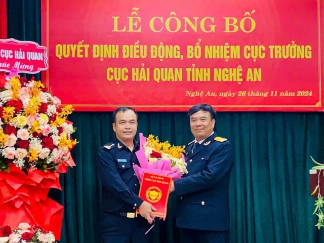 Tổng Cục trưởng Tổng Cục Hải quan Nguyễn Văn Thọ đã trao quyết định, tặng hoa chúc mừng Tân Cục trưởng Cục Hải quan Nghệ An Nguyễn Hồng Linh.