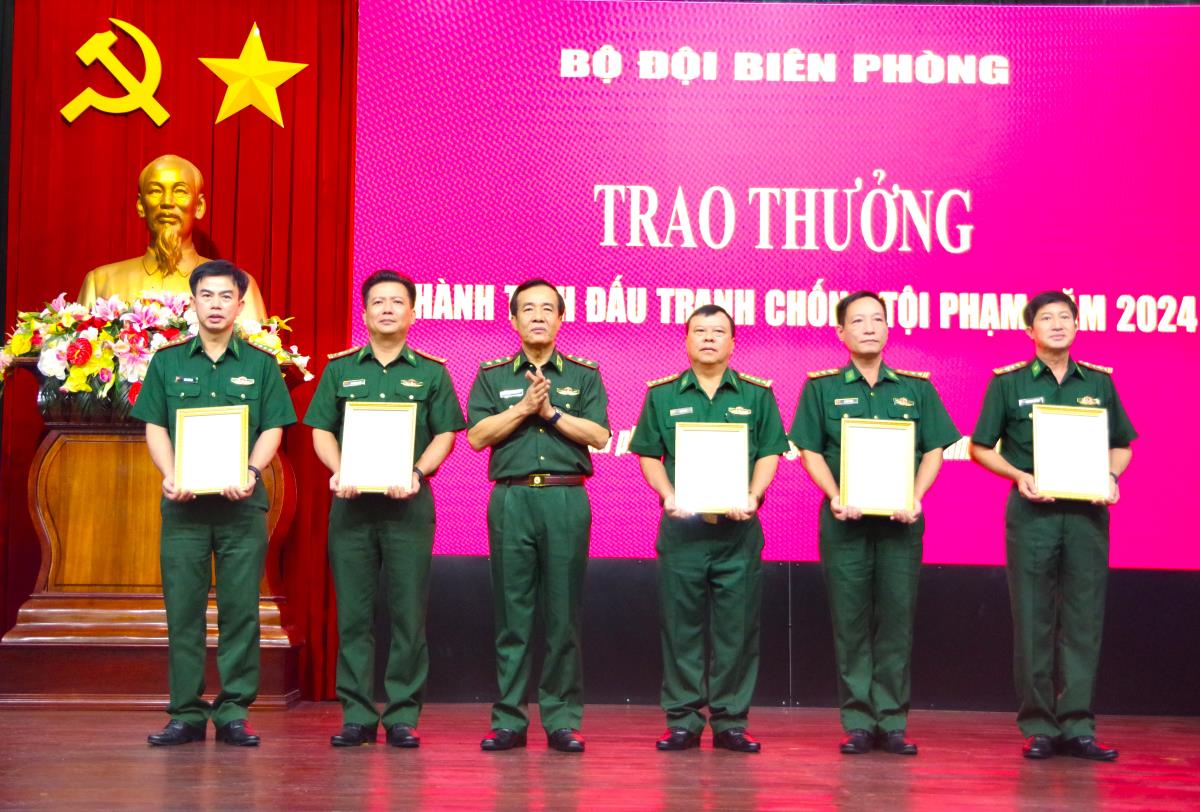 Trung tướng Lê Đức Thái, Ủy viên Trung ương Đảng, Ủy viên Quân ủy Trung ương, Tư lệnh BĐBP trao khen thưởng cho các đơn vị có thành tích trong đấu tranh phòng, chống tội phạm. Ảnh: Lê Khoa